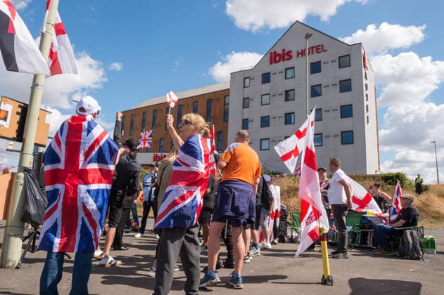 Großbritannien, Protest und Gegendemonstration vor Hotel mit Unterbringung von Asylsuchenden in Bristol