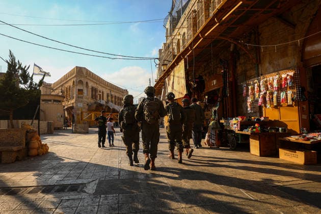 Nahostkonflikt, Westjordanland, Israelis bei Einsatz in der Altstadt von Hebron