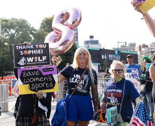 USA, Demonstranten vor Barclay Center beim WNBA-Spiel Liberty vs Fever in New York