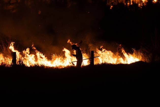 Brasilien, Feuerwehr kaempft gegen Vegetationsbrand nahe Sao Jose do Rio Preto