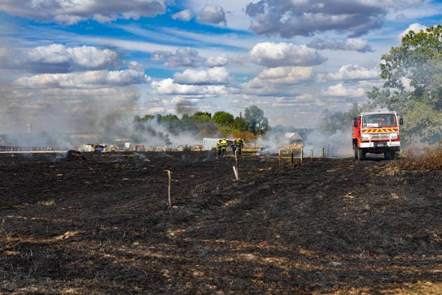 Frankreich, Feuerwehr bekämpft Brand nahe Bauernhof in Epeigne-les-Bois