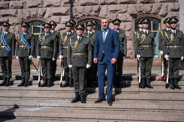 Ukraine, Nationaler Flaggentag mit Flaggenhissung und Gedenken in Kiew