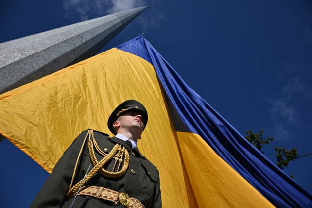 Ukraine, Nationaler Flaggentag mit Flaggenhissung und Gedenken in Lwiw