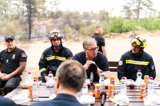 Serbien, Präsident Aleksandar Vucic besucht Waldbrandgebiet bei Umarak
