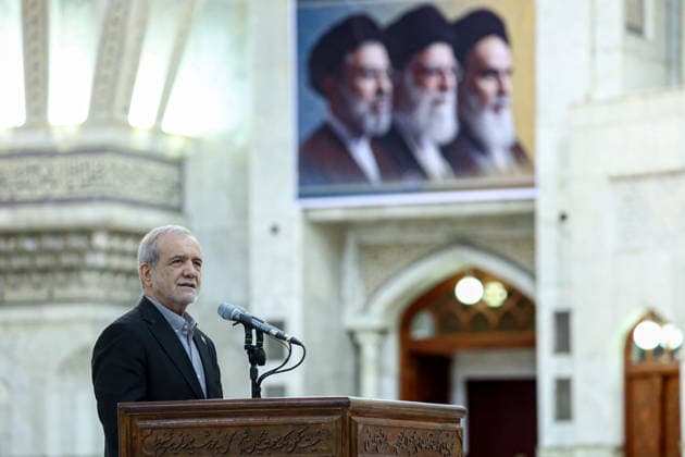 Iran, Massud Peseschkian spricht zum Start der Regierungswoche im Mausoleum von Ajatollah Ruhollah Chomeini in Teheran