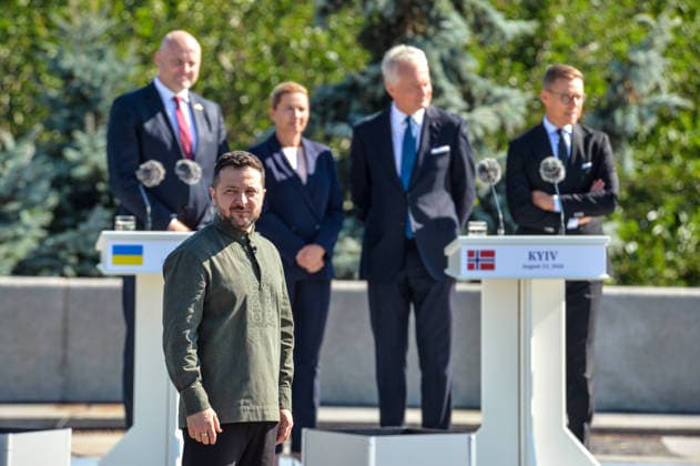 Ukraine, Wolodymyr Selenskyj mit Staatsgästen bei Flaggenzeremonie vor dem Nationalmuseum in Kyjiw