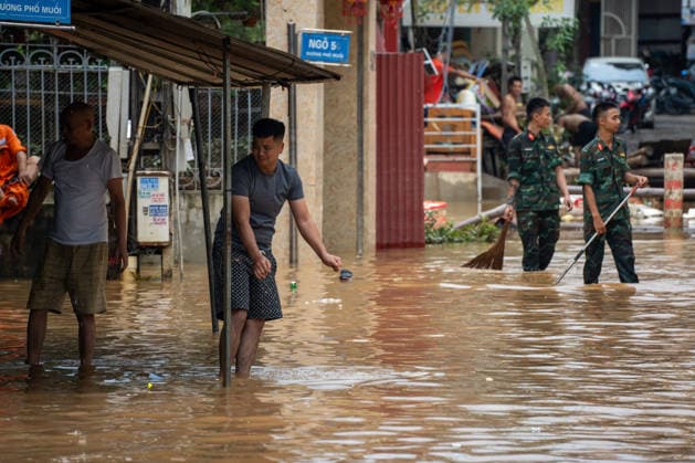 Vietnam, Aufräumarbeiten nach Überschwemmungen durch Taifun Narra in Lang Son