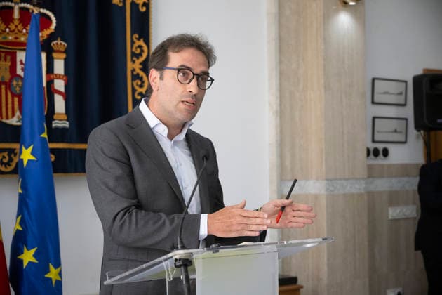 Spanien, Carlos Cuerpo bei Pressestatement der Regierungsdelegation zu Wirtschaftshilfen für Ceuta in Ceuta