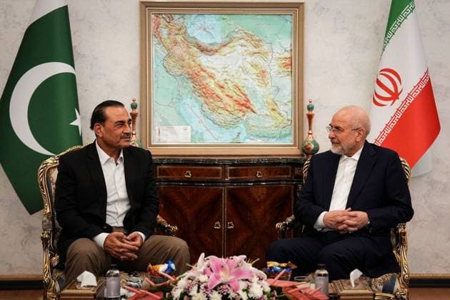 Iran, Pakistans Armeechef Asim Munir trifft Parlamentspräsident Mohammad Bagher Ghalibaf in Teheran
