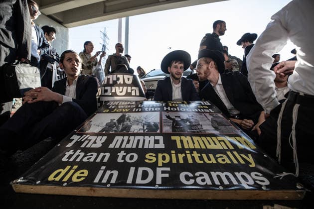 Israel, Haredim demonstrieren in Bnei Brak bei Tel Aviv gegen verpflichtenden Militärdienst