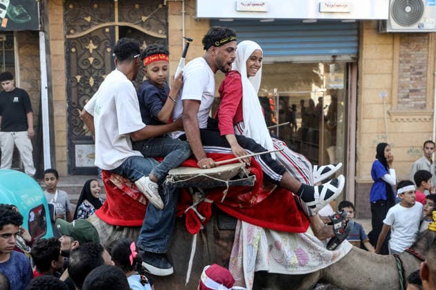 Ägypten, Mawlid an-Nabi: Menschen ziehen mit Kamelen und Gesängen durch Shama