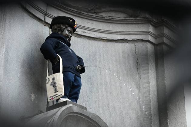 Belgien, Manneken Pis erhält Studentenoutfit in Brüssel