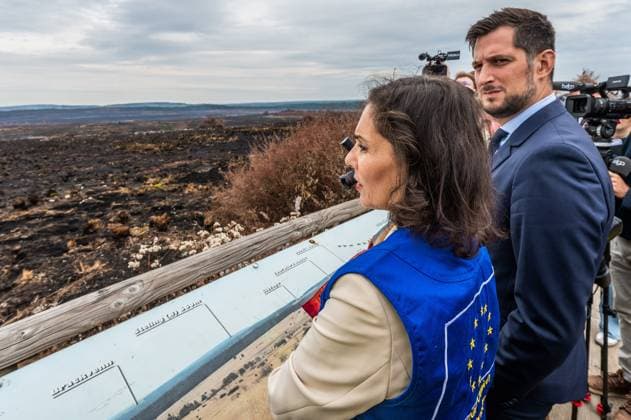 Belgien, Hadja Lahbib besucht Brandgebiet im Hohen Venn