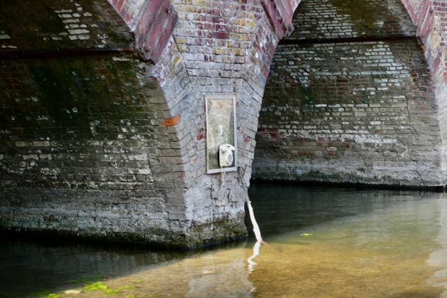 Großbritannien, Kunstinstallation Emergency Flood Line an der Sonning Bridge in Berkshire