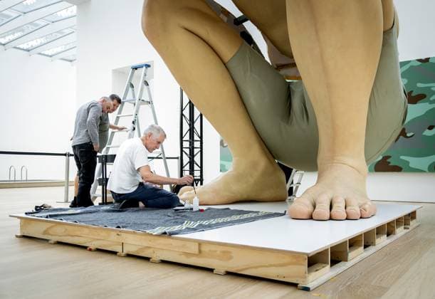 Arts, Aufbau einer Ron Mueck Installation in Wassenaar