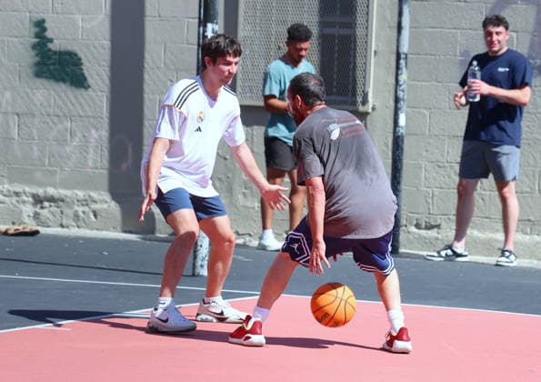 Celebrity, Adam Sandler spielt Basketball in New York