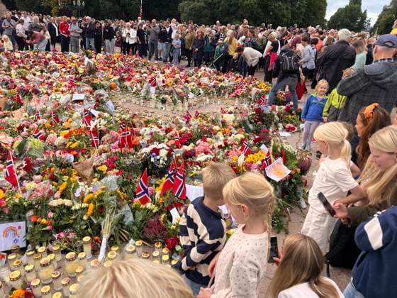 Royals, Trauer um König Harald V. vor dem Königlichen Schloss in Oslo