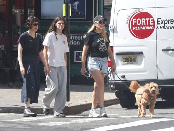 Celebrity, Busy Philipps und Tochter Birdie Silverstein mit Hund in New York