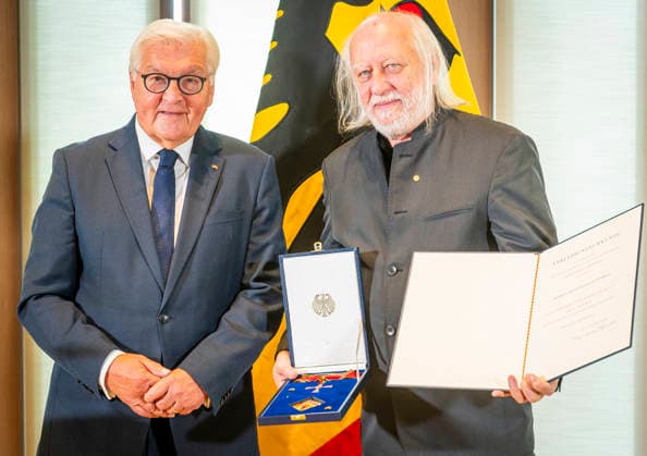 Berlin, Bundespräsident Steinmeier verleiht Literaturnobelpreisträger Laszlo Krasznahorkai das Bundesverdienstkreuz
