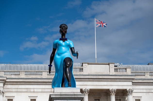 Skulptur Lady in Blue von Tschabalala Self auf dem Trafalgar Square in London