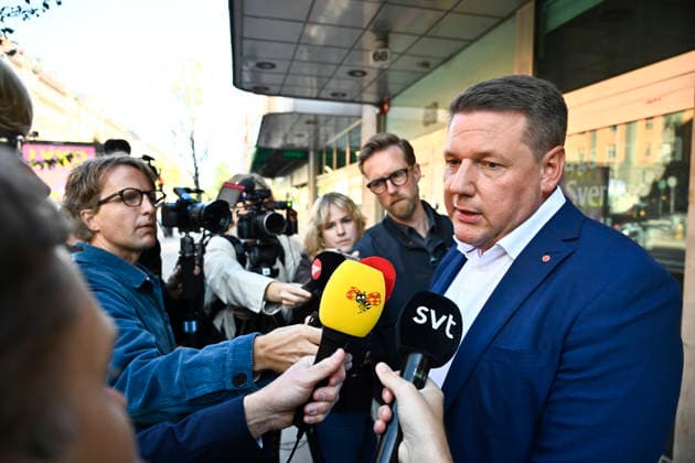 Schweden, Socialdemokraternas Politiker sprechen nach den Parlamentswahlen zu Medienvertretern
