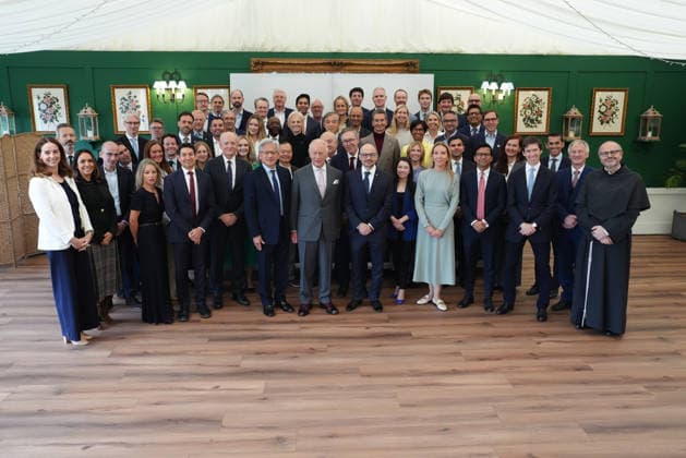 Royals, König Charles posiert mit Teilnehmenden bei KI-Treffen in Dumfries House in Cumnock