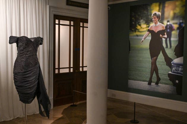 Großbritannien, Präsentation des Revenge Dress von Prinzessin Diana bei Sotheby s in London