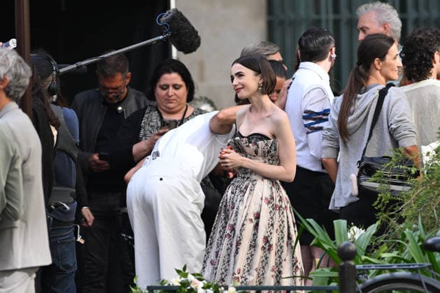 Film, Lily Collins am Set von Emily in Paris