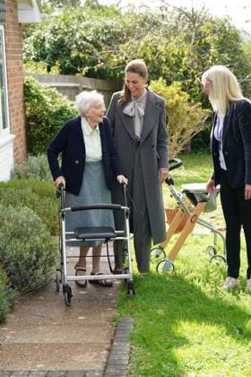 Royals, Prinzessin Kate von Wales besucht frewilligen Transport Initiative Minibus in West Sussex