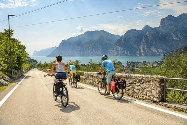 Italien, Debatte über den Umgang mit Radfahrern am Gardersee - Archivbilder