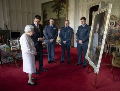 Windsor, Königin Elizabeth II begutachtet Porträtgemälde