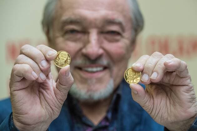 Karel Gott prägt Goldmünzen mit eigenem Portrait