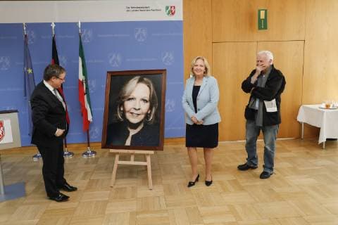 Düsseldorf, Porträtbild von Hannelore Kraft wird in der NRW-Staatskanzlei aufgehängt
