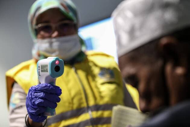 Coronavirus: Kontrollen an Flughäfen - Symbolbilder