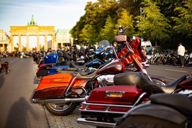 Berlin, Abstellen von Motorrädern auf Gehwegen könnte in Zukunft verboten werden - Archivbilder