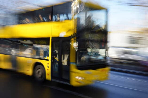 Coronavirus, Berlin, Zum Schutz der Busfahrer lässt BVG Passagiere nur hinten einsteigen