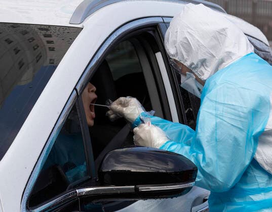 Coronavirus, Baden-Württemberg eröffnet erste Drive-In-Teststationen