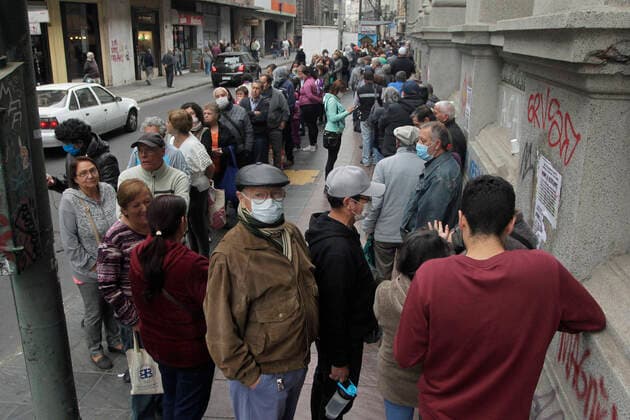 Coronavirus in Chile, Menschen stehen Schlange vor Banken in Valparaiso