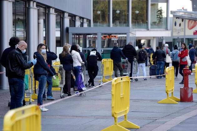 Coronavirus in Italien, Menschen warten vor Supermarkt in Mailand