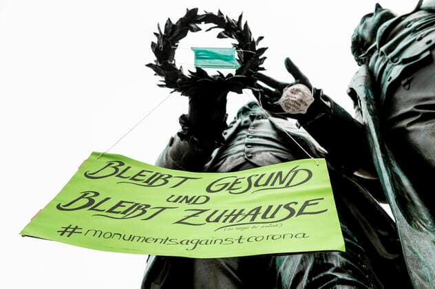 Coronavirus, Bleibt-Zuhause-Schild am Gothe-Schiller-Denkmal in Weimar