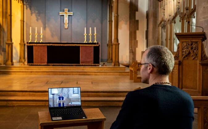 Coronavirus in Großbritannien, Virtueller Gottesdienst in Liverpool