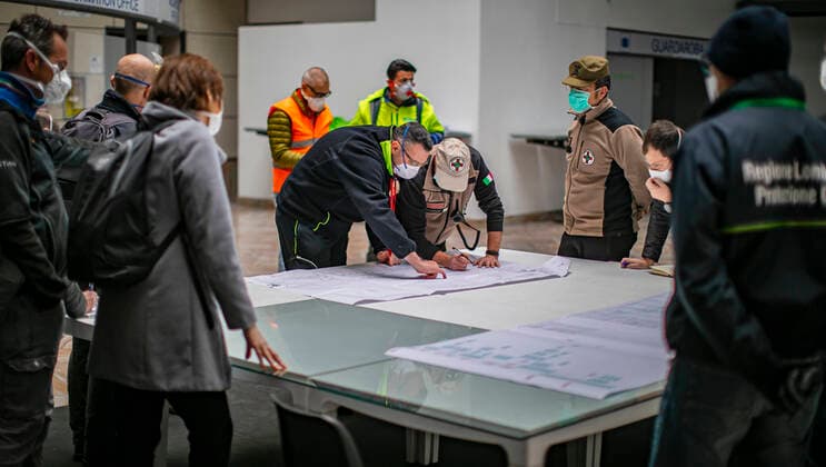 Coronavirus in Italien, Lagebesprechung in einem Krisenzentrum in Bergamo