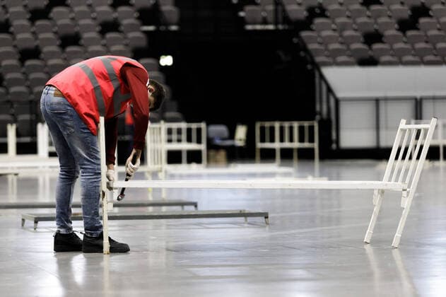 Coronavirus in Kroatien, Helfer installieren Betten in der Spaladium Arena in Split