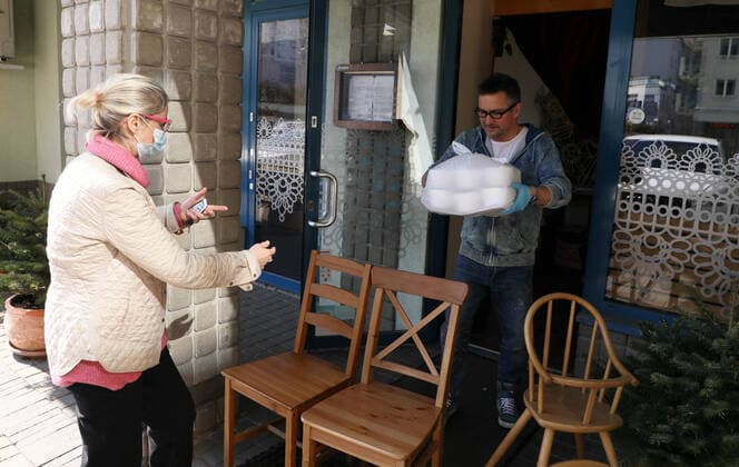 Coronavirus in Polen, Restaurants liefern Essen an ältere Menschen aus
