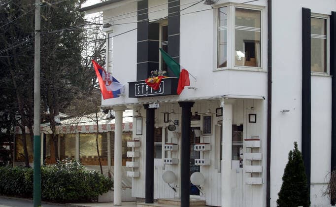 Coronavirus in Serbien, Geschlossenes Cafe in Belgrad