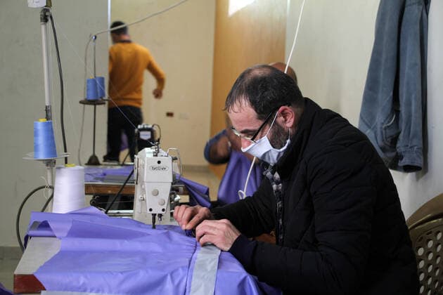 Coronavirus in Gaza, Fertigung von Sicherheitsanzügen