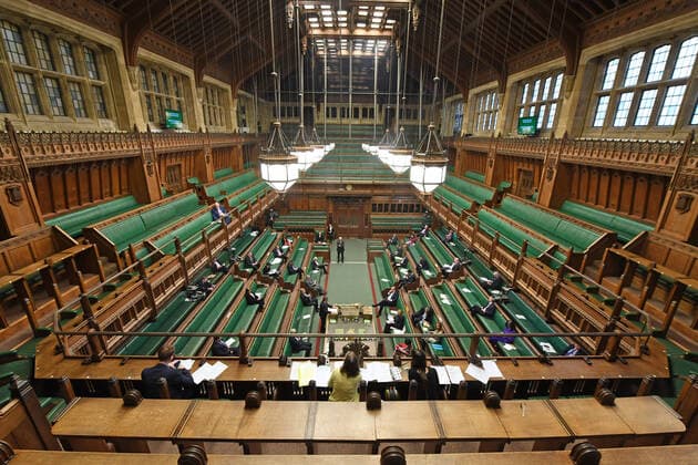 Coronavirus in Großbritannien, Parlament verabschiedet Notfallplan
