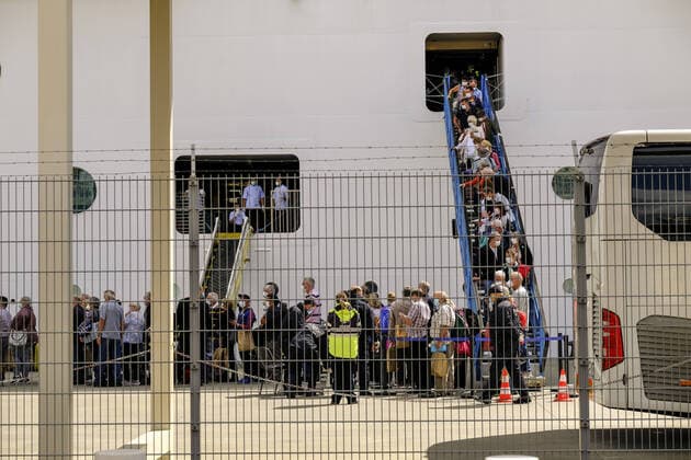 Coronavirus in Portugal, Passagiere verlassen Kreuzfahrtschiff MSC Fantasia in Lissabon