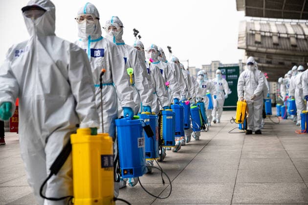 Coronavirus in China, Feuerwehr desinfiziert Railway Station in Wuhan