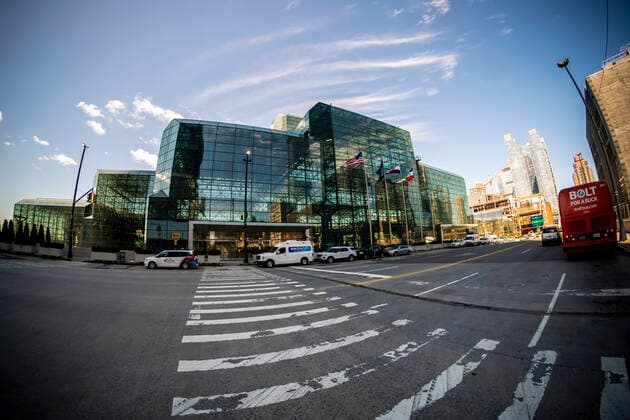 Coronavirus in den USA, New Yorks Jacob Javits Convention Center wird in Corona- Hospital umgebaut